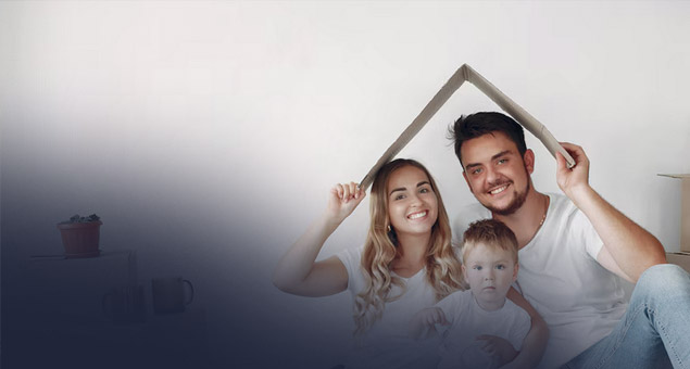 Familie mit zu einem Dach geformter Mappe